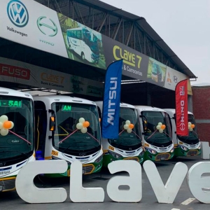 Hino realizó la entrega de cinco buses que reforzarán el transporte público en Lima