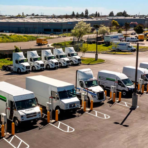 Hitachi Energy y Penske Introducen solución de carga para flotas de camiones eléctricos en California