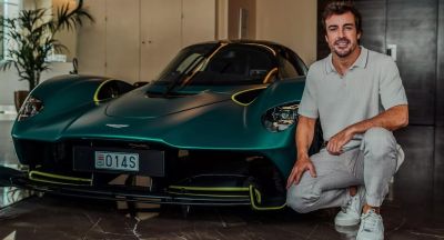 Fernando Alonso recibe su Aston Martin Valkyrie, un hipercoche para F1