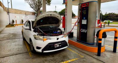 Vehículo recargando GNV en estación de servicio en Perú 2025