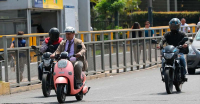 Usuarios de scooters y motos eléctricas deben usar cascos e indumentaria de seguridad