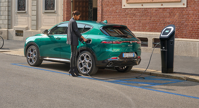 Alfa RomeoTonale Hybrid Q4