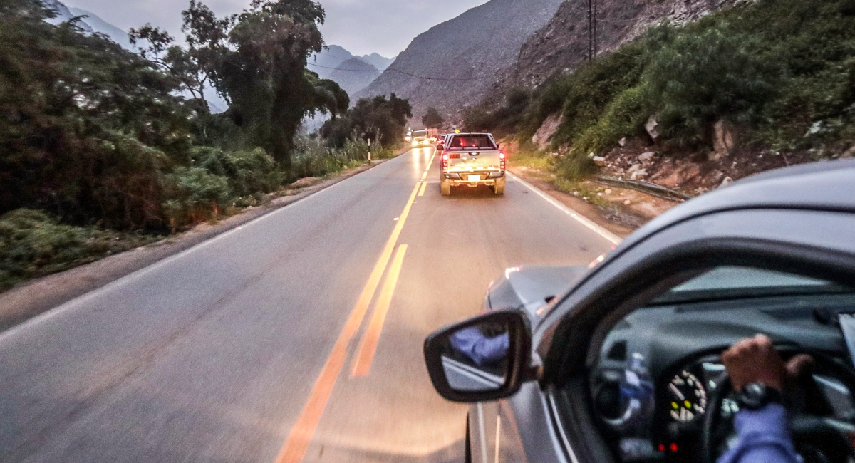 ¿Qué hacer si sucede un sismo y estoy manejando mi carro?