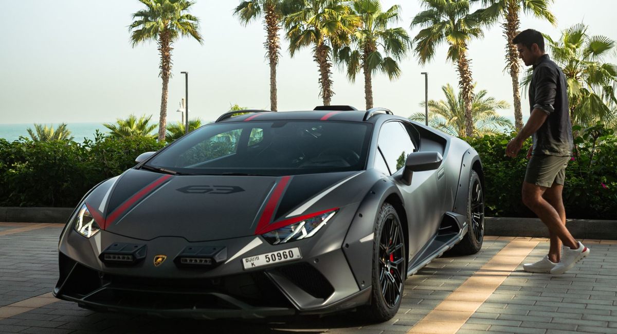 Automobili Lamborghini y Orlebar Brown presentan exclusiva colección de ropa de playa