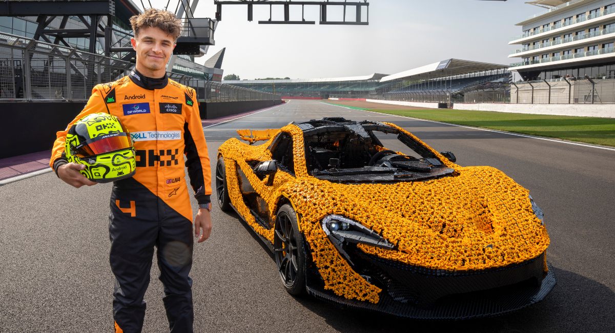 Lando Norris hace un recorrido en Silverstone con un McLaren P1™ de LEGO Technic 