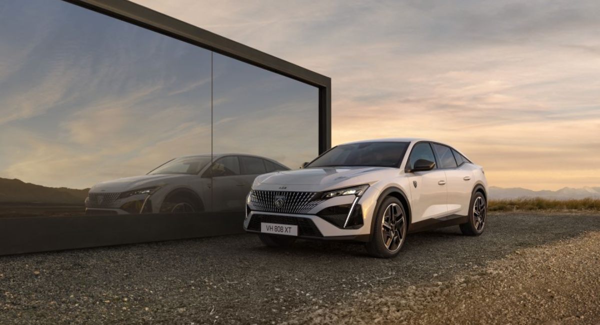 Peugeot completa su línea de vehículos eléctricos con el nuevo Peugeot E-408