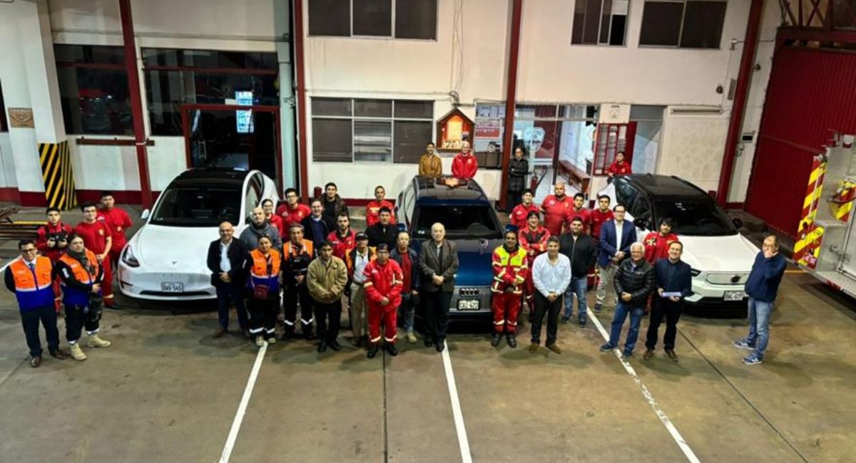 AEDIVE Perú dictó curso de especialización a bomberos en seguridad de vehículos híbridos enchufables