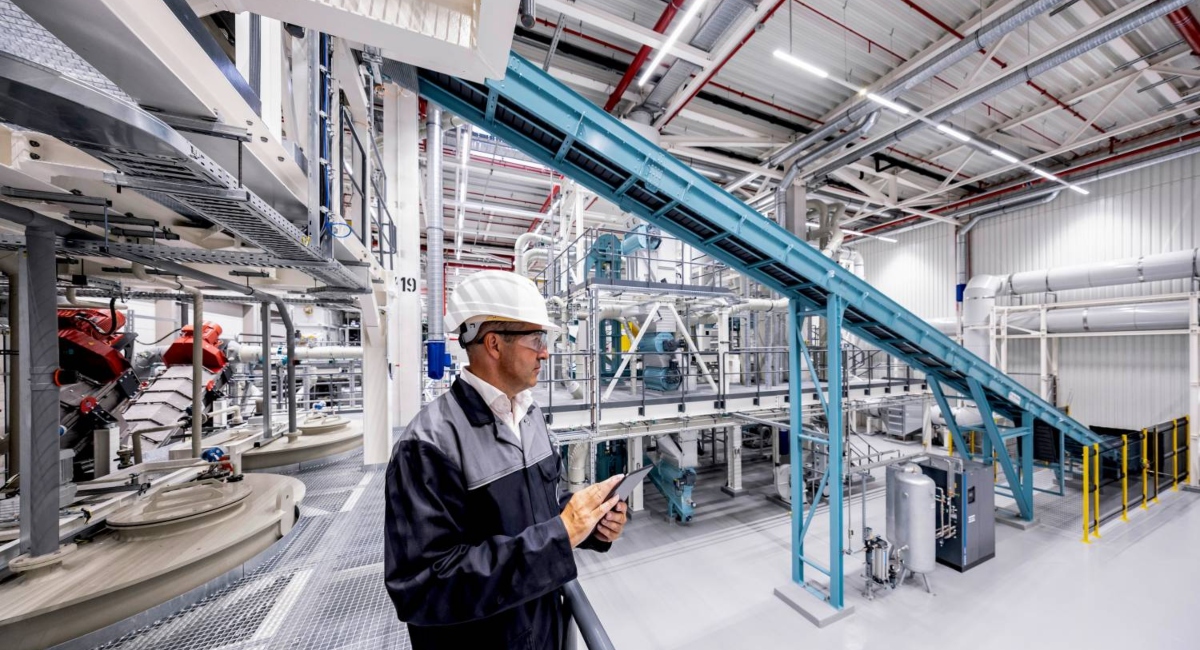 Mercedes-Benz inaugura la primera planta de reciclaje de baterías