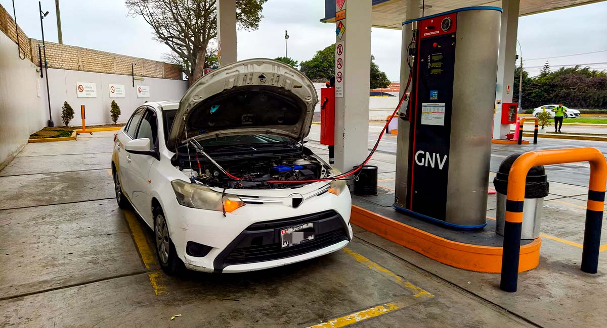 Vehículo recargando GNV en estación de servicio en Perú 2025