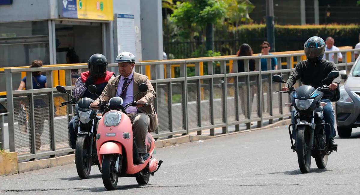 Usuarios scooters motos eléctricas con cascos seguridad indumentaria protectora programa Rueda Seguro Touring Club Perú