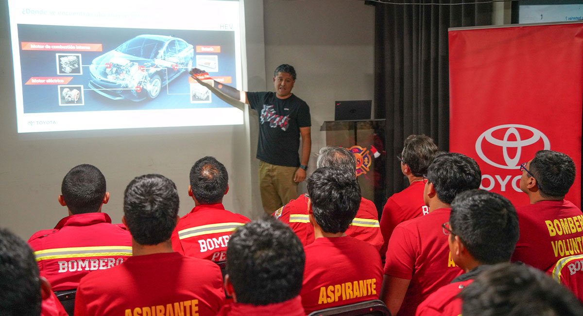 Bomberos de Arequipa reciben capacitación de Toyota
